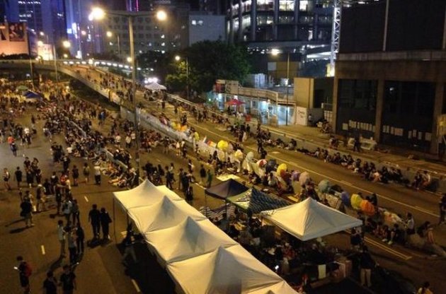 В Гонконге полиция начала разбирать баррикады