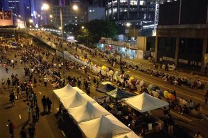 У Гонконзі поліція почала розбирати барикади демонстрантів