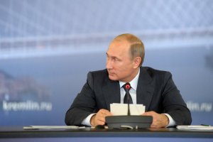 Половина россиян видят в стране культ личности Путина – опрос