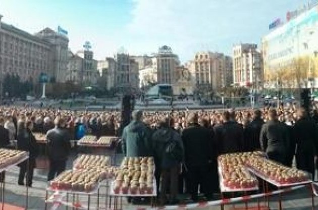 На Майдані моляться про світ в Донбасі