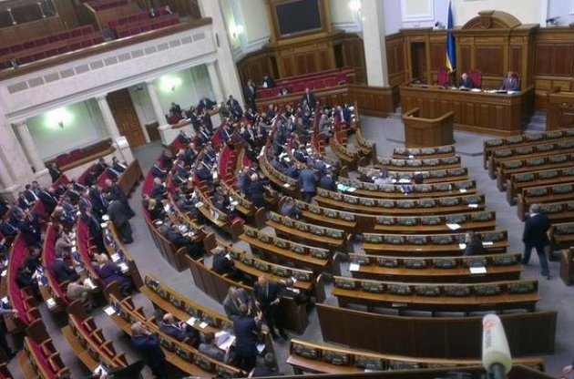 На внеочередном заседании Рады не хватает депутатов, Турчинов объявил перерыв