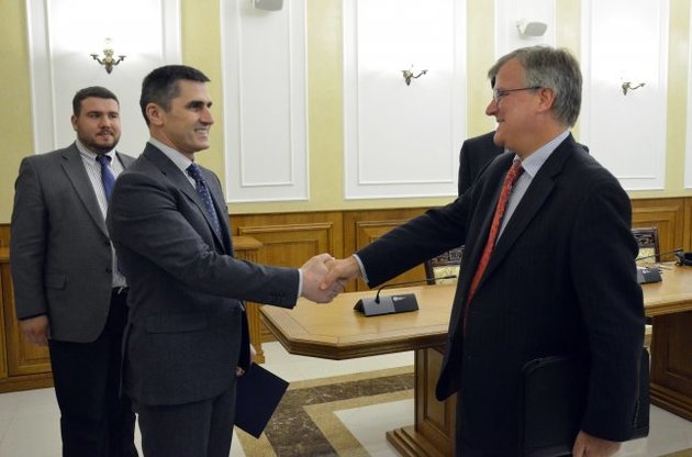 Генпрокурор України обговорив нагальні проблеми з послом Великобританії в Україні