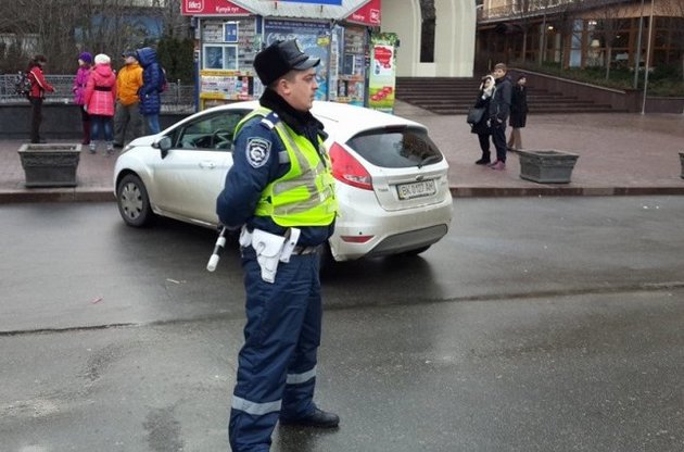 Прокуратура выдвинула подозрения двум гаишкам за препятствование Автомайдану