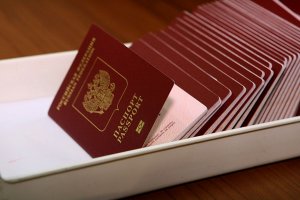 В окупованому Криму почали видавати закордонні паспорти РФ, які недійсні в ЄС
