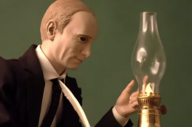 На аукционе выставили куклу Путина, подписывающего договор об аннексии Крыма