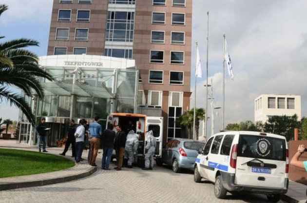 Консульства отримали конверти з жовтим порошком