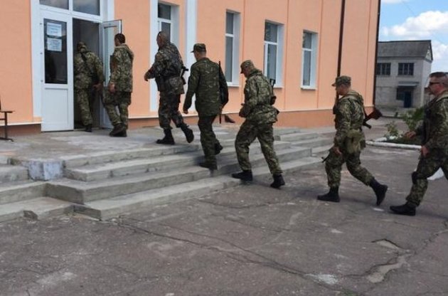 У Луганській області озброєні люди вимагали змінити членів виборчкомів