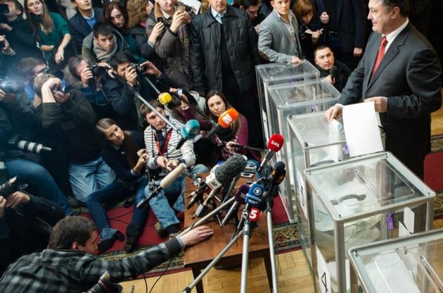 Партия Порошенко неуверенно победила на выборах