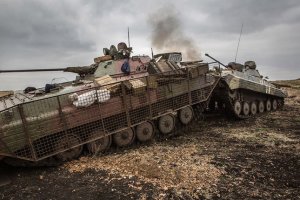 Українські військові в зоні АТО гріються у поліетиленових халабудах