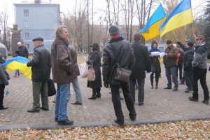 На Майдані донеччани мітингували проти імітації "виборів" в Донбасі