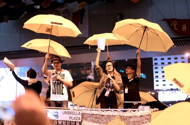 Майдан у Гонконгу: що відповість Пекін?  Влада йде на діалог,  учасники вуличних протестів змінюють тактику