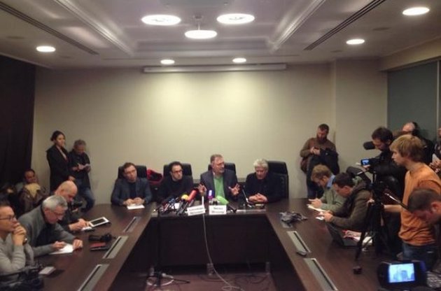 МИД Украины обещает реакцию на "наблюдателей"-маргиналов при "выборах" боевиков