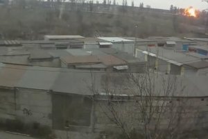 Видео мощного взрыва на блокпосту в Мариуполе появилось в Сети