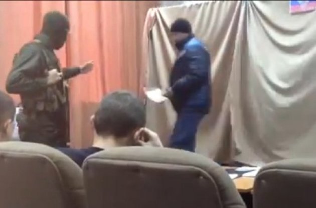В Донецке боевики с автоматами проверяли, "правильно" ли голосуют