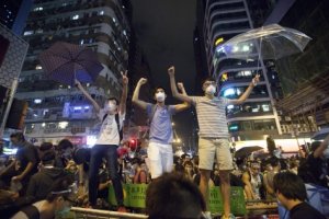 У Гонконзі поновилися зіткнення між протестуючими і поліцією