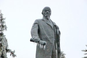 Самые необычные образы Ленина: в вышиванке и ледяной монстр