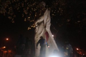 В Запорожье активисты пытаются снести памятник Дзержинскому