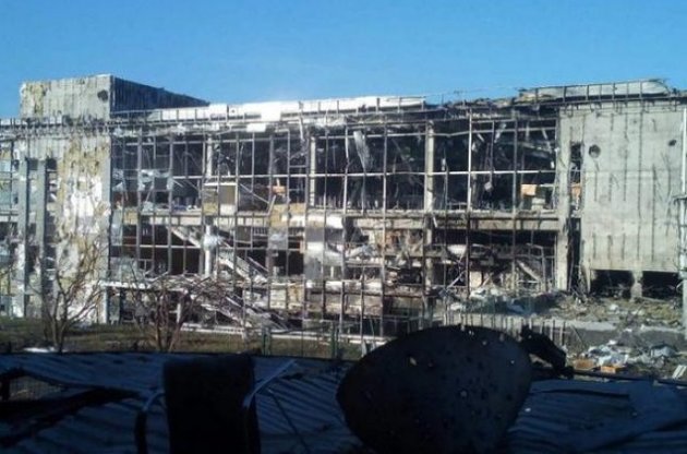 Бої за залишки донецького аеропорту тривають