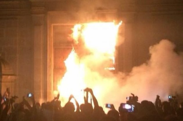 Демонстранты попытались прорвать в здание правительства