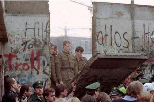 Путін намагається виправити "трагедію" падіння Берлінської стіни - The Wall Street Journal