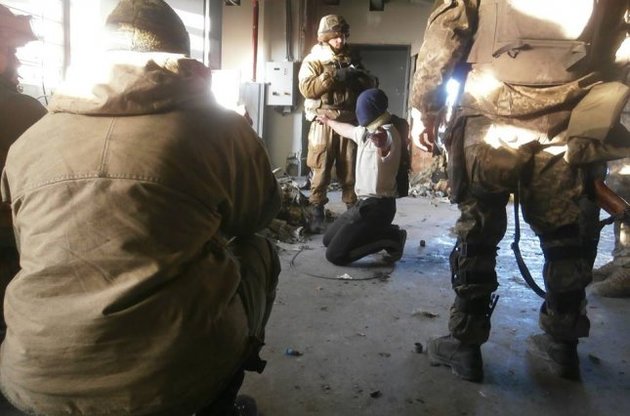 Сдавшегося россиянина передали следствию