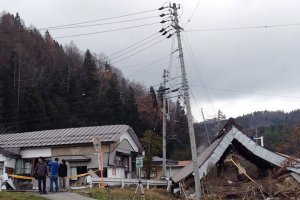 Из-за землетрясения в Японии повреждены дома и дороги