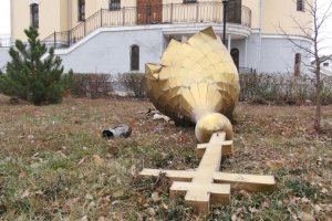 В Донецке снаряд сбил с церкви крест
