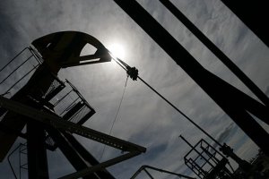 Россия пока не договорилась о снижении добычи нефти, цены пошли вниз