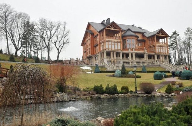 За некую сумму предлагают посмотреть ретроавто, собак, «Хонку» и музей алкоголя, а также попарится в бане