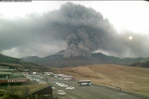 В Японии извергается вулкан: столб пепла высотой в километр