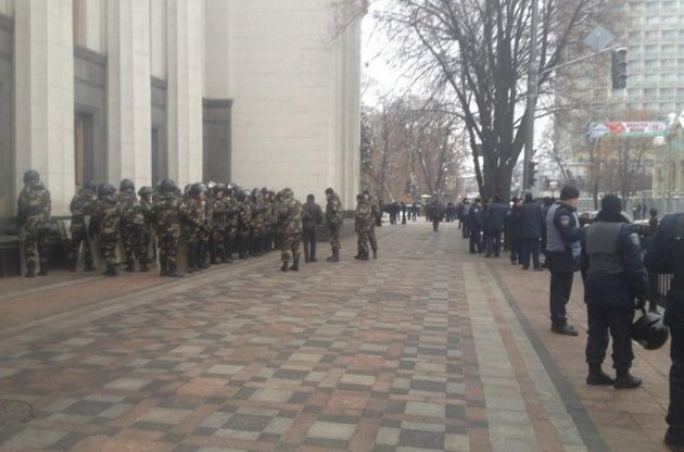 Журналист Сергей Андрушко в своем Twitter сообщил, что возле Рады с утра уже выстроилась милиция