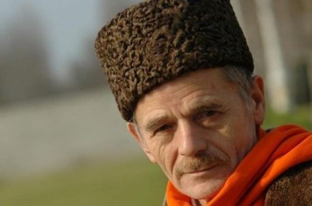 Джемілєв заявляє про "добровільну" депортацію татар з Криму
