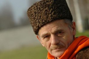 Джемілєв заявляє про "добровільну" депортацію татар з Криму