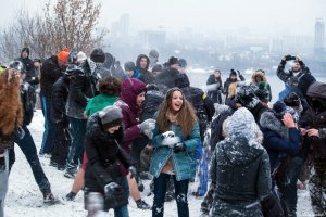 Кияни влаштували сніжне побоїще