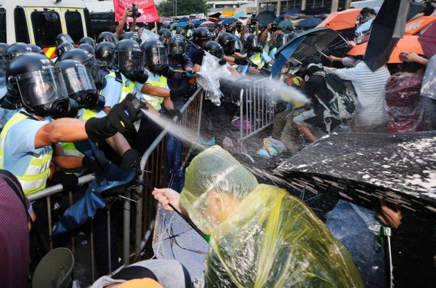 В Гонконге начались новые столкновения между демонстрантами и полицией, 40 человек арестованы