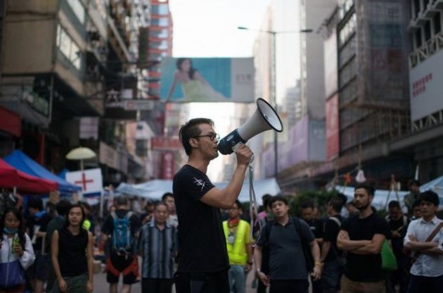 Лидеры протестов в Гонконге призывали толпу разойтись и хотят сдаться полиции - WSJ
