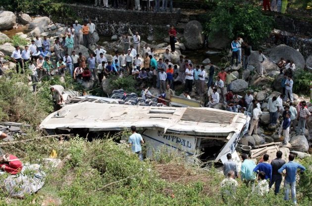В Непале переполненный автобус сорвался с горной дороги в пропасть