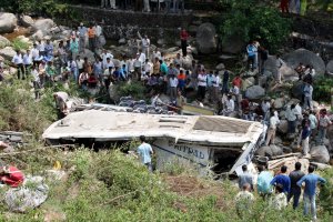 В Непале переполненный автобус сорвался с горной дороги в пропасть