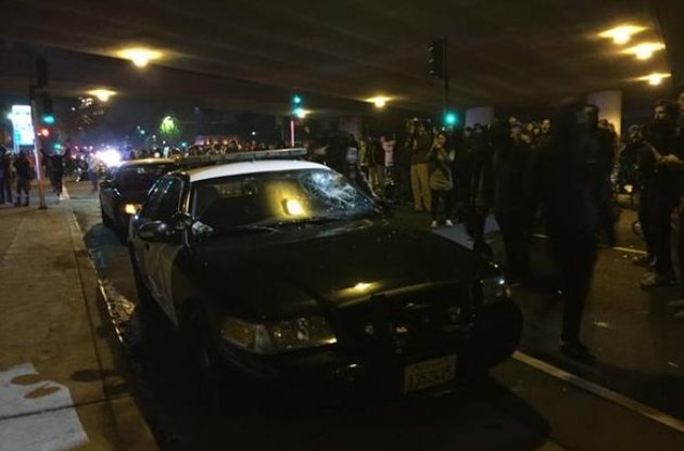 Поліція Каліфорнії застосувала сльозогінний газ для розгону демонстрантів