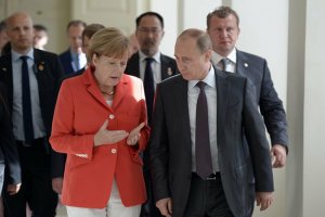 Меркель обвинила Путина в "создании проблем" в Европе - Financial Times