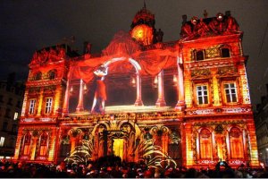 На Фестивалі Світла в Ліоні художники "перефарбували" вулиці і храми