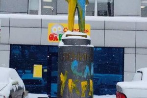 В Новосибирске арестовали активистов за раскрашенного в сине-желтый Ленина