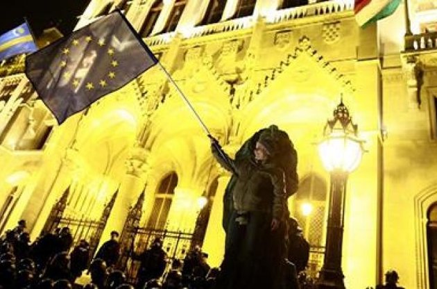 Участники протестов требуют отставки Орбана