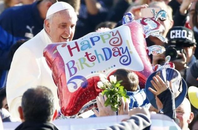 Папу Римського привітали з Днем народження масовим танго на площі Петра