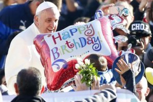 Папу Римського привітали з Днем народження масовим танго на площі Петра
