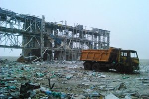 Донецкий аэропорт: металлические руины и обгоревшие авто