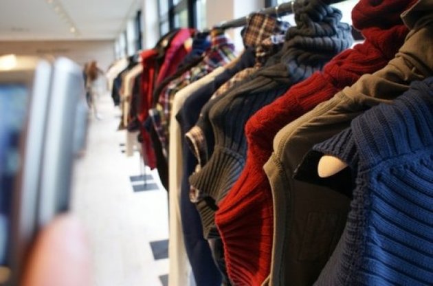 Продавцы одежды в России приостановили поставки в магазины - СМИ