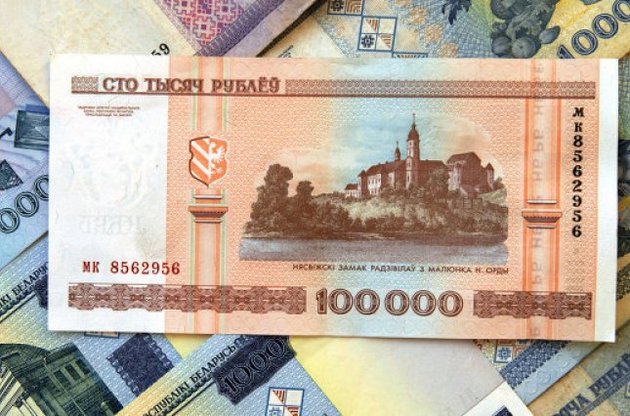 Белорусский рубль пережил "черную пятницу": обесценился на треть