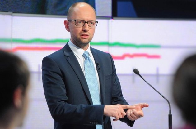 Украине приходится тратить деньги на погашение старых долгов - Яценюк