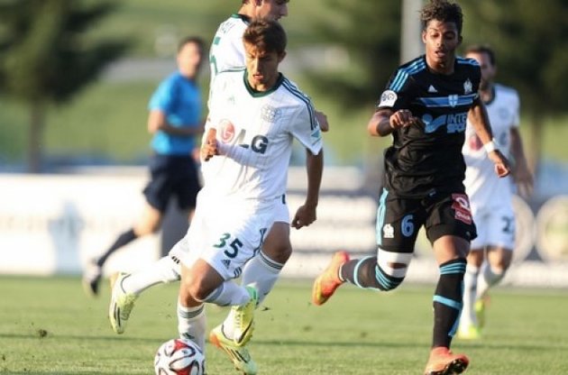 Владлен Юрченко (в світлій формі) поки не закріпився у складі &quot;Байєра&quot;